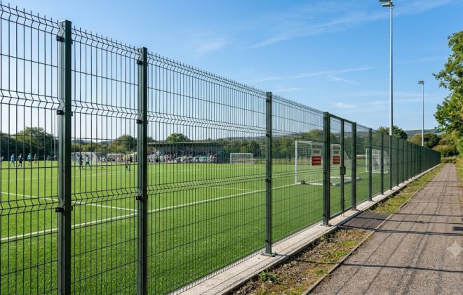 Cierre perimetral metálico modular instalado en recinto deportivo