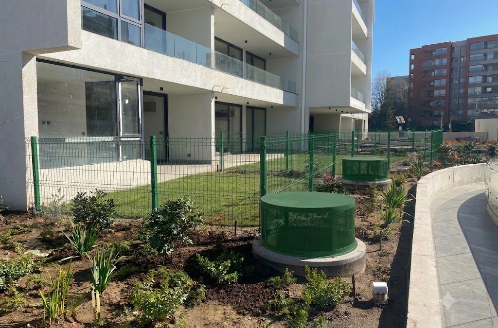 Cierre perimetral acmafor verde instalado en jardín y áreas comunes de condominio residencial