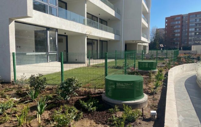 Cierre perimetral acmafor verde instalado en jardín y áreas comunes de condominio residencial