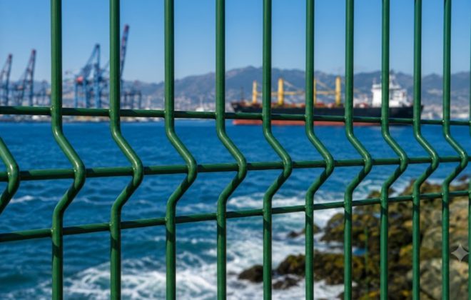 Cierre perimetral acmafor con recubrimiento costero instalado frente al mar en zona portuaria de alta salinidad