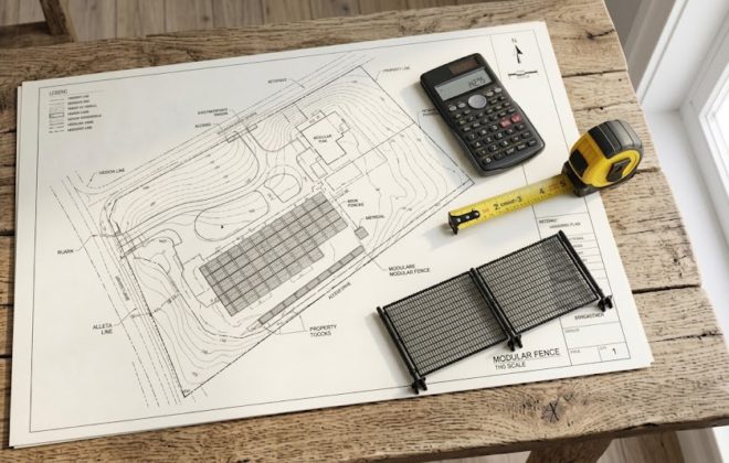 Plano topográfico con calculadora y cinta métrica para la cubicación de cierre perimetral acmafor