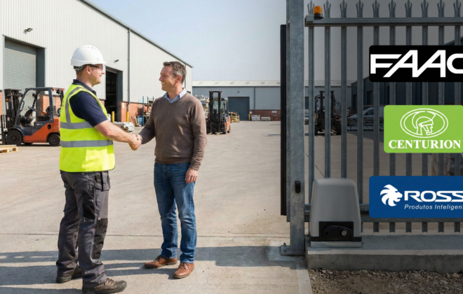 Instalador y cliente estrechando la mano junto a un portón automático industrial con soporte de marcas FAAC, Centurion y Rossi