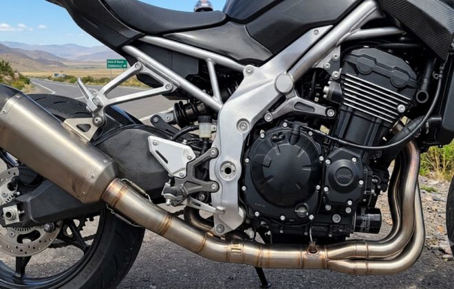 Motor y linea de escape de motocicleta deportiva de alta cilindrada lubricada con aceite sintético Castrol Power 1